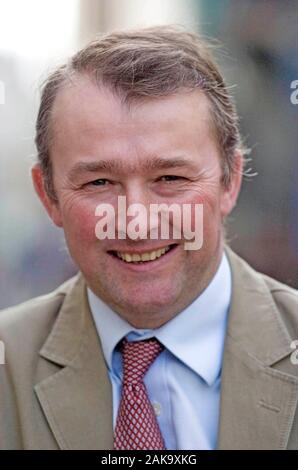Simon Hart, qui est maintenant secrétaire d'État pour le pays de Galles en photo lors d'une visite de Carmarthen en 2009. Banque D'Images