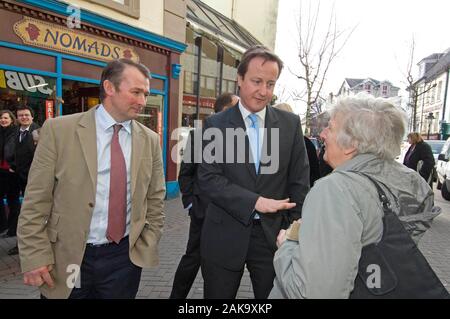 Simon Hart, qui est maintenant secrétaire d'État pour le pays de Galles avec le futur premier ministre conservateur, David Cameron, lors d'une visite de Carmarthen en 2009. Banque D'Images