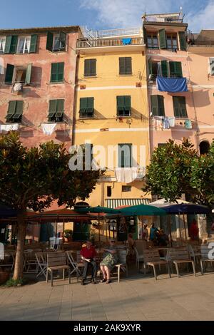 L'été les touristes appréciant les maisons peintes de couleurs vives et de l'architecture de Vernazza, Parc National des Cinque Terre, l'Union européenne Italie Ligurie Banque D'Images