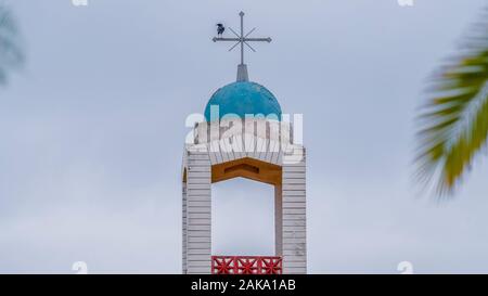 Panorama clocher d'une petite église au-dessus des arbres Banque D'Images