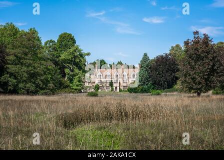 Abbaye d'Anglesey, vue sur le parc et la face sud de l'abbaye d'Anglesey, une maison de campagne du xviie siècle dans la région de Lode village, Cambridgeshire, Angleterre, Royaume-Uni. Banque D'Images