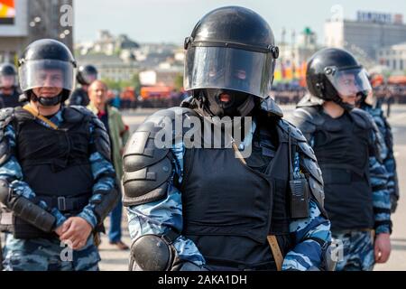 Moscou, Russie. 6 mai, 2012 cordon de police bloque la voie à des manifestants pour le grand pont Kremlin pendant la marche de millions de protestation dans le centre de Moscou sur la place Bolotnaya, Russie Banque D'Images