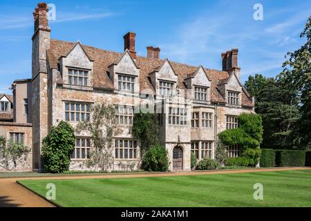 Abbaye d'Anglesey, vue de la façade sud d'Anglesey Abbey, une maison de campagne du xviie siècle dans le village de Lode, Cambridgeshire, Angleterre, Royaume-Uni. Banque D'Images