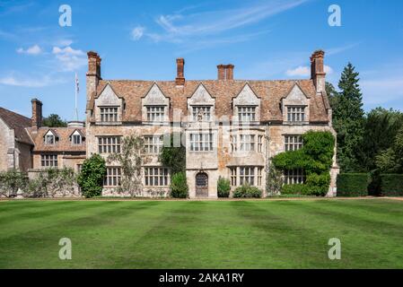 Abbaye d'Anglesey, vue de la façade sud d'Anglesey Abbey, une maison de campagne du xviie siècle dans le village de Lode, Cambridgeshire, Angleterre, Royaume-Uni. Banque D'Images