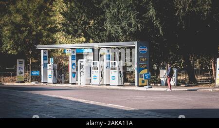 Milan, Italie - 3 novembre, 2017 : jeune homme passe devant une petite ville Tamoil service station de carburant dans le centre-ville une journée d'automne Banque D'Images