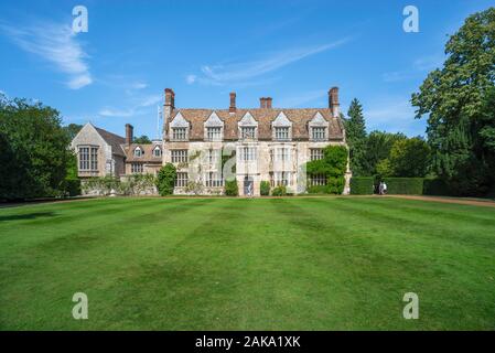 Abbaye d'Anglesey, vue de la façade sud d'Anglesey Abbey, une maison de campagne du xviie siècle dans le village de Lode, Cambridgeshire, Angleterre, Royaume-Uni. Banque D'Images