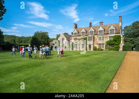 Abbaye d'Anglesey, vue sur la pelouse et l'avant de l''Anglesey Abbey, une maison de campagne du xviie siècle dans le village de Lode, Cambridgeshire, Angleterre, Royaume-Uni. Banque D'Images