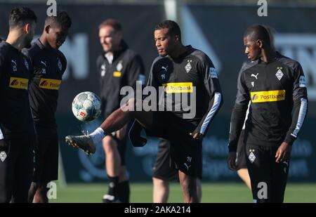 Jerez, Espagne. 05Th Jan, 2020. Bundesliga : Football, training camp de Borussia Mönchengladbach. L'Gladbach Alassane moyen (2e à partir de la droite) s'entraîne avec le ballon. Ramy Bensebaini (l-r), grosse Caye Breel et Mamadou Doucouré le regarder. Credit : Friso Gentsch/DPA - NOTE IMPORTANTE : en conformité avec les règlements de la DFL Deutsche Fußball Liga et la DFB Deutscher Fußball-Bund, il est interdit d'exploiter ou ont exploité dans le stade et/ou de la partie à pris des photos sous la forme de séquences d'acquisition et/ou la vidéo-comme la photo série./dpa/Alamy Live News Banque D'Images