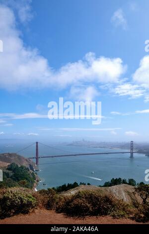 Vue sur le Golden Gate Bridge depuis Hawk Hill à l'extrémité nord du pont, San Francisco, Californie, États-Unis Banque D'Images