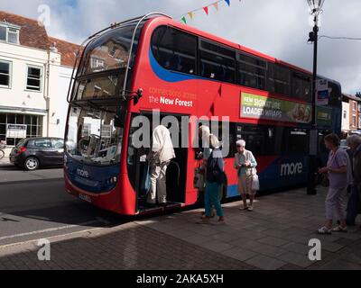 Un Alexander Dennis Enviro 400 exploité par bus aller Côte Sud, charge les passagers à Lymington Banque D'Images