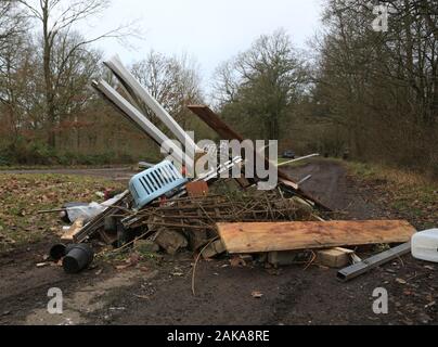 Les décharges sauvages à proximité de bois, Trimpley Eymore, Worcestershire, Angleterre, Royaume-Uni. Banque D'Images