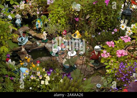 Les gnomes et figurines en jardin, Eyam, Derbyshire Banque D'Images