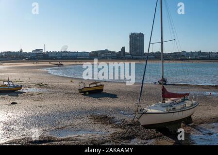 La plage de Margate, Kent. À marée basse du port. Banque D'Images