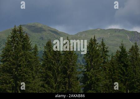 L'arrivée de nuages à la frontière des montagnes de la vallée d'Visdende Banque D'Images