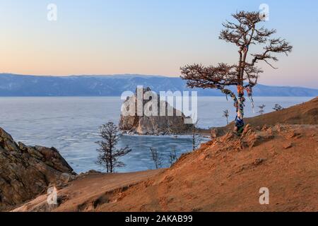 Coucher du soleil sur le Lac Baïkal. Cap Burkhan, l'île Olkhon, le lac Baïkal, région d'Irkoutsk, Russie Banque D'Images