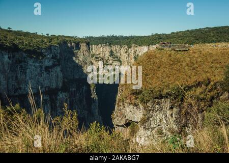 Les gens de belvédère sur le bord de la falaise au Canyon Itaimbezinho près de Cambara do Sul. Une ville avec des attractions touristiques naturelles dans le sud du Brésil. Banque D'Images