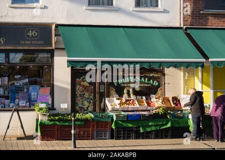 Vert petite épicerie vendant des fruits et légumes frais sur l'affichage extérieur. High Street, Pershore, Worcestershire, Angleterre, Royaume-Uni, Angleterre Banque D'Images