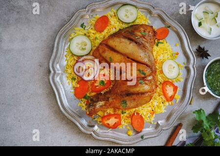 Kabsa au poulet/ kuzhi Mandhi Biryani Mandi ou servi avec un chutney à la menthe yaourt Banque D'Images