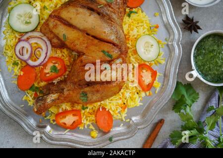 Kabsa au poulet/ kuzhi Mandhi Biryani Mandi ou servi avec un chutney à la menthe yaourt Banque D'Images