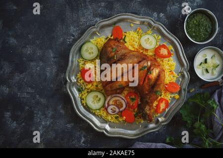 Kabsa au poulet/ kuzhi Mandhi Biryani Mandi ou servi avec un chutney à la menthe yaourt Banque D'Images