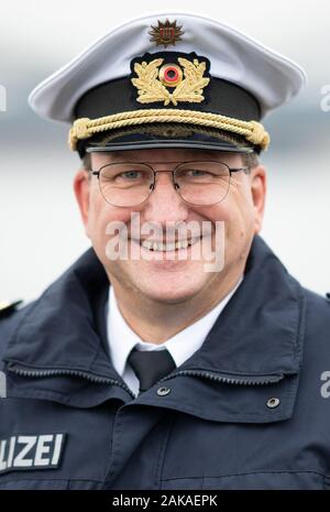 Hambourg, Allemagne. 05Th Jan, 2020. Karsten Witt, chef de la police de protection de l'eau, prises au cours d'une conférence de presse pour la présentation de la voile 'LKA 24/SE". Crédit : Daniel Reinhardt/dpa/Alamy Live News Banque D'Images