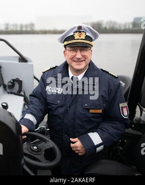 Hambourg, Allemagne. 05Th Jan, 2020. Karsten Witt, chef de la police de protection de l'eau, prise à la roue de l 'bateau polyvalent LKA 24/SE", qui a été présentée lors d'une conférence de presse. Crédit : Daniel Reinhardt/dpa/Alamy Live News Banque D'Images