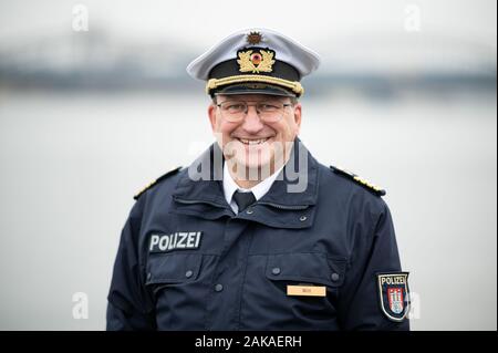 Hambourg, Allemagne. 05Th Jan, 2020. Karsten Witt, chef de la police de l'eau, prises au cours d'une conférence de presse pour la présentation de la voile 'LKA 24/SE". Crédit : Daniel Reinhardt/dpa/Alamy Live News Banque D'Images