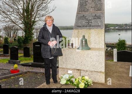 Bantry, West Cork, Irlande. 8 janvier 2020. Aujourd'hui marque le 41ème anniversaire de la catastrophe de Whiddy Island lorsque le pétrolier Betelgeuse s'est scindé en deux et a explosé, provoquant la mort de 50 travailleurs en 1979. Mary Doyle (Kingston) de Goleen a perdu son mari, Tim, la nuit de la tragédie et est venue au mémorial aujourd'hui pour y déposer des couronnes. C'est le fils de Marie, Michael, Qui est avocat maritime, est aujourd'hui à Dublin en remettant une lettre au Directeur général de Garde concernant l'action juridique contre le gouvernement irlandais pour des lacunes dans la suite de la catastrophe. Crédit: AG News/Alay Live News Banque D'Images