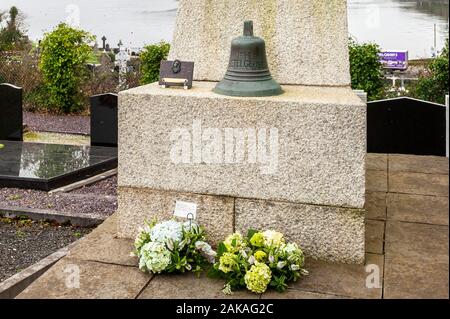 Bantry, West Cork, Irlande. 8 janvier 2020. Aujourd'hui marque le 41ème anniversaire de la catastrophe de Whiddy Island lorsque le pétrolier Betelgeuse s'est scindé en deux et a explosé, provoquant la mort de 50 travailleurs en 1979. Mary Doyle (Kingston) de Goleen a perdu son mari, Tim, la nuit de la tragédie et est venue au mémorial aujourd'hui pour y déposer des couronnes. C'est le fils de Marie, Michael, Qui est avocat maritime, est aujourd'hui à Dublin en remettant une lettre au Directeur général de Garde concernant l'action juridique contre le gouvernement irlandais pour des lacunes dans la suite de la catastrophe. Crédit: AG News/Alay Live News Banque D'Images