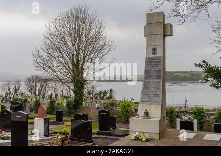 Bantry, West Cork, Irlande. 8 janvier 2020. Aujourd'hui marque le 41ème anniversaire de la catastrophe de Whiddy Island lorsque le pétrolier Betelgeuse s'est scindé en deux et a explosé, provoquant la mort de 50 travailleurs en 1979. Mary Doyle (Kingston) de Goleen a perdu son mari, Tim, la nuit de la tragédie et est venue au mémorial aujourd'hui pour y déposer des couronnes. C'est le fils de Marie, Michael, Qui est avocat maritime, est aujourd'hui à Dublin en remettant une lettre au Directeur général de Garde concernant l'action juridique contre le gouvernement irlandais pour des lacunes dans la suite de la catastrophe. Crédit: AG News/Alay Live News Banque D'Images