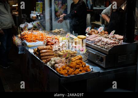 Hong Kong, Chine - Novembre 2019 : marché alimentaire rue chinois satnd à Hong Kong Banque D'Images