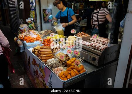 Hong Kong, Chine - Novembre 2019 : marché alimentaire rue chinois satnd à Hong Kong Banque D'Images