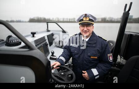 Hambourg, Allemagne. 05Th Jan, 2020. Karsten Witt, chef de la police de protection de l'eau, prise à la roue de l 'bateau polyvalent LKA 24/SE", qui a été présentée lors d'une conférence de presse. Crédit : Daniel Reinhardt/dpa/Alamy Live News Banque D'Images