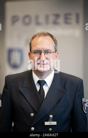 Hambourg, Allemagne. 05Th Jan, 2020. Karsten Witt, chef de la police de protection de l'eau, prises au cours d'une conférence de presse pour la présentation de la voile 'LKA 24/SE". Crédit : Daniel Reinhardt/dpa/Alamy Live News Banque D'Images