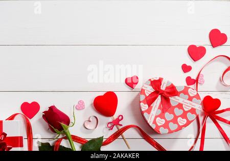 Valentine's day gift.boîte cadeau et rose sur la table en bois blanc Banque D'Images