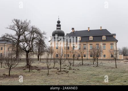 Edeleny, Hongrie - 01 02 2020 : le style baroque L'Huillier-Coburg Palace à Edeleny, Hongrie sur une journée d'hiver. Banque D'Images