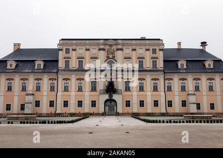 Edeleny, Hongrie - 01 02 2020 : le style baroque L'Huillier-Coburg Palace à Edeleny, Hongrie sur une journée d'hiver. Banque D'Images