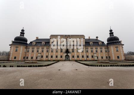 Edeleny, Hongrie - 01 02 2020 : le style baroque L'Huillier-Coburg Palace à Edeleny, Hongrie sur une journée d'hiver. Banque D'Images