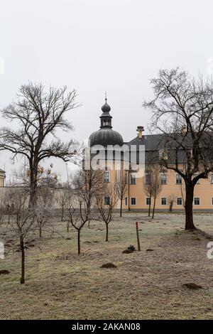 Edeleny, Hongrie - 01 02 2020 : le style baroque L'Huillier-Coburg Palace à Edeleny, Hongrie sur une journée d'hiver. Banque D'Images