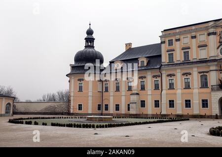 Edeleny, Hongrie - 01 02 2020 : le style baroque L'Huillier-Coburg Palace à Edeleny, Hongrie sur une journée d'hiver. Banque D'Images