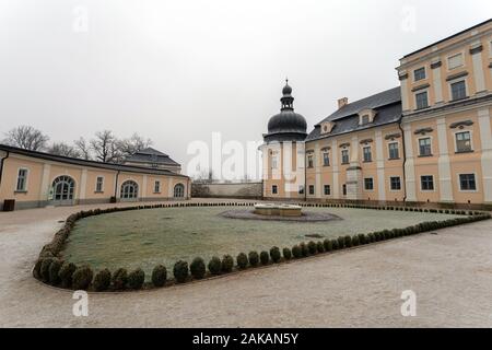 Edeleny, Hongrie - 01 02 2020 : le style baroque L'Huillier-Coburg Palace à Edeleny, Hongrie sur une journée d'hiver. Banque D'Images