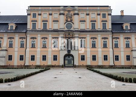 Edeleny, Hongrie - 01 02 2020 : le style baroque L'Huillier-Coburg Palace à Edeleny, Hongrie sur une journée d'hiver. Banque D'Images