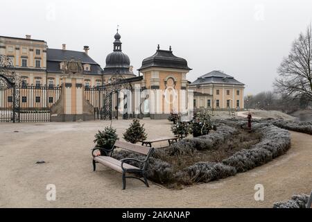 Edeleny, Hongrie - 01 02 2020 : le style baroque L'Huillier-Coburg Palace à Edeleny, Hongrie sur une journée d'hiver. Banque D'Images