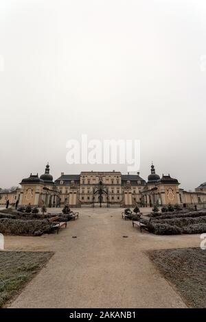 Edeleny, Hongrie - 01 02 2020 : le style baroque L'Huillier-Coburg Palace à Edeleny, Hongrie sur une journée d'hiver. Banque D'Images