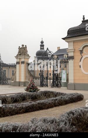 Edeleny, Hongrie - 01 02 2020 : le style baroque L'Huillier-Coburg Palace à Edeleny, Hongrie sur une journée d'hiver. Banque D'Images