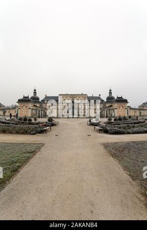 Edeleny, Hongrie - 01 02 2020 : le style baroque L'Huillier-Coburg Palace à Edeleny, Hongrie sur une journée d'hiver. Banque D'Images