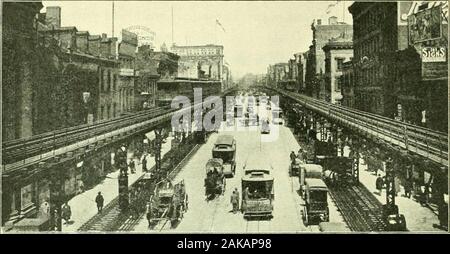 Un accueil géographie de la ville de New York . Avant l'époque des tènements. Le Bowery CHAPITRE XV BROADWAY ET LE BOWERY Le plan régulier d'amérique du nord et du sud et l'Est et l'ouest des avenues streetsand est perturbé par deux grands axes de circulation, - Broadwayand le Bowery. Broadway, la grande rue d'affaires de Manhattan, s'étend de la batterie à la fin de l'île. Itscourse au premier abord est en ligne directe de la batterie pour lOtli street. À 10thstreet et à la 14e rue il prend une diagonale bien sûr, et puis les coupe5ème, 6ème, 7ème, 8ème, Columbus et Amsterdam avenue. Il joinsWest fin avenue au 106e rue, et là Banque D'Images