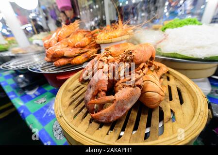 Grand homard cuit sur le plateau Banque D'Images