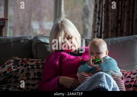 Grand-mère tenant son jeune bébé petit-fils. Grand-parent et enfant Banque D'Images