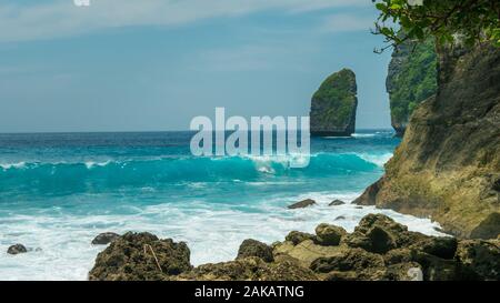 Rock en Côte Tembeling à Nusa Penida island, les vagues de l'Océan en face. Bali Indonésie Banque D'Images